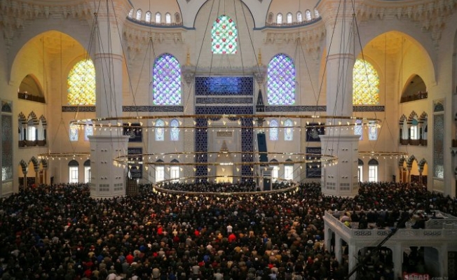 Camiler ibadete açılıyor
