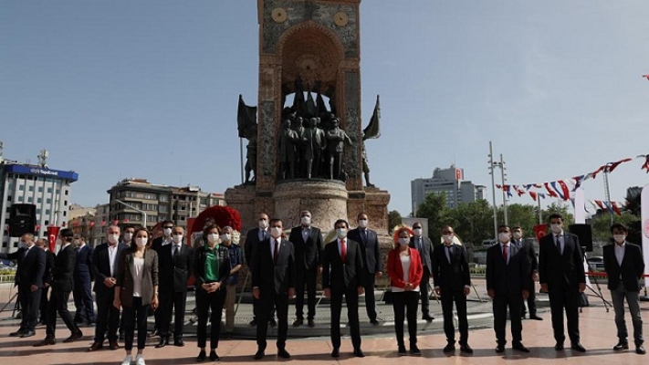 Taksim Cumhuriyet Anıtı'nda 19 Mayıs töreni düzenlendi