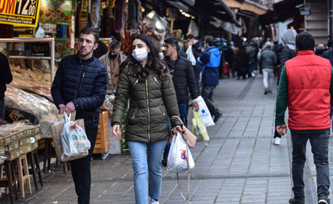 Sosyal mesafe kurallarını hiçe sayarak bayram alışverişi yaptılar