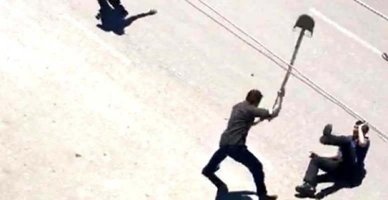 Sokağa çıkma yasağını ihlal eden kişi polise kürekle saldırdı
