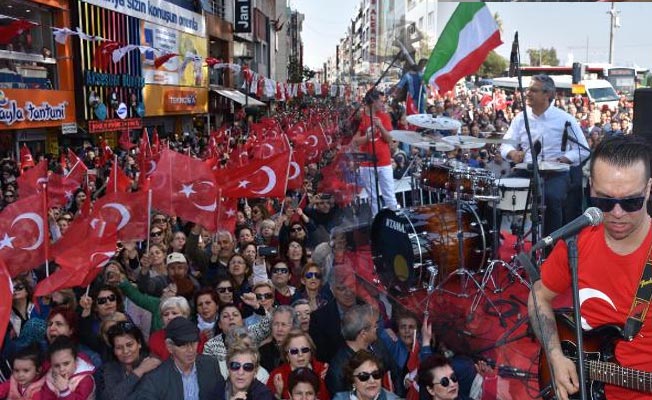 Başkan bateri çaldı, binlerce yurttaş hep bir ağızdan İzmir Marşı'nı 'HAYkIR'dı