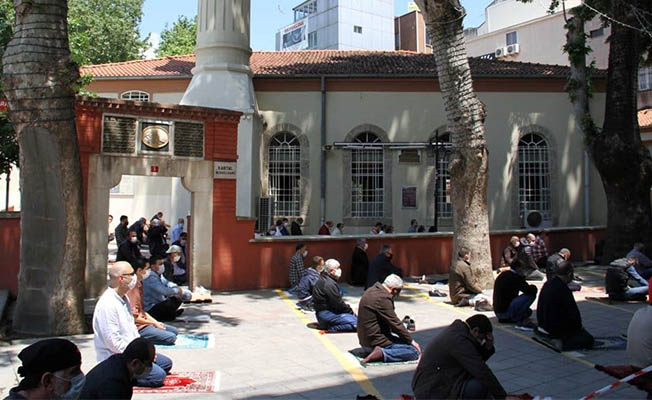 İlk Cuma Namazı'nda sağlık kiti dağıtıldı