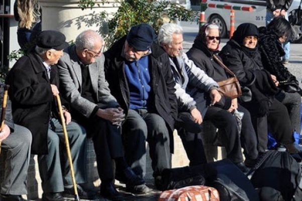 65 yaş ve üstü vatandaşların sokağa çıkma yasağı tamamen kaldırılıyor