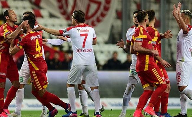 Antalyaspor-Kayserispor maçında ortalık karıştı!