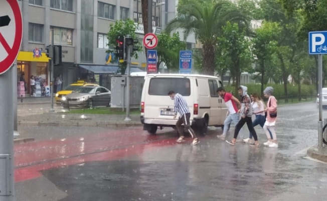 İzmir'i sağanak vurdu!