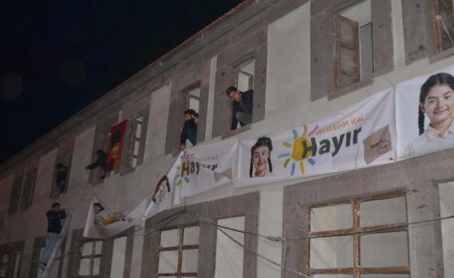Polis 'hayır' afişlerini söktü