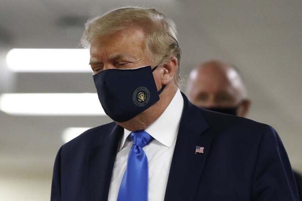 Donald Trump, aylar sonra ilk kez maske taktı