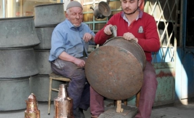 Oğluyla 60 yıllık mesleğini yaşatıyor