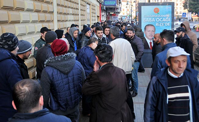 Kuyruk geceden başladı, sabah şok oldular
