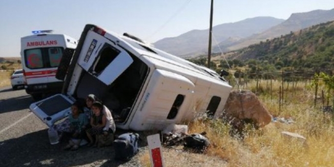 Yolcu minibüsü devrildi: 12 yaralı