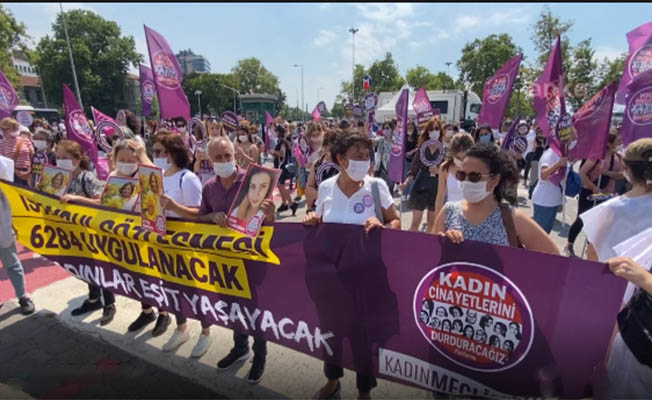 Kadınlar ,İstanbul sözleşmesinin tartışmaya açılmasını protesto etti