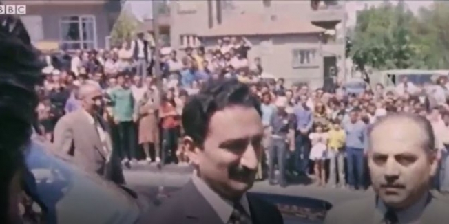 Bülent Ecevit'in camideki tarihi görüntüleri! Kendisini alkışlayanları böyle durdurmuştu
