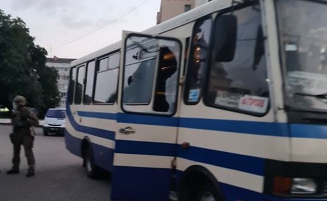 Belgesel izletmek için 13 kişiyi rehin aldı!