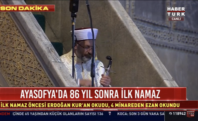Diyanet İşleri Başkanı Ayasofya'nın minberine kılıçla çıktı!