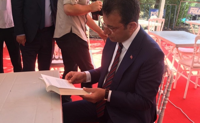 İmamoğlu'nun kurultayda okuduğu kitap