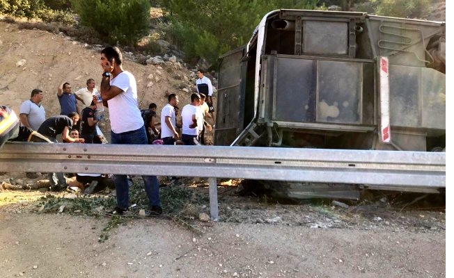 Askerleri taşıyan otobüs devrildi: 5 şehit!