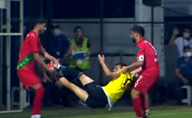 Karşıyakalılar oyun çabuk başlasın diye rakip oyuncuyu böyle taşıdı!