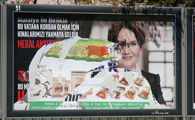 Akşener'in afişleri yırtıldı