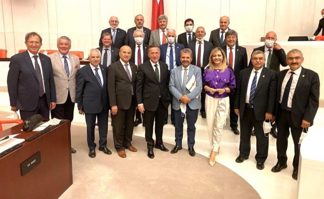 İYİ Partili vekillerin pozu sosyal medyayı kızdırdı