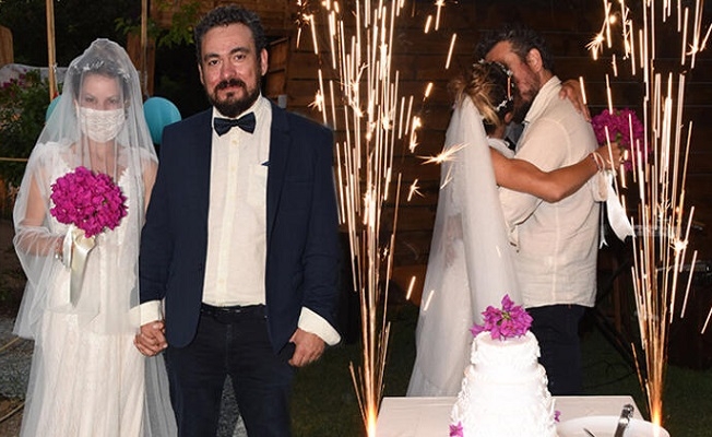 Yıldız Asyalı boşanma nedeni olan köpeği için ağladı
