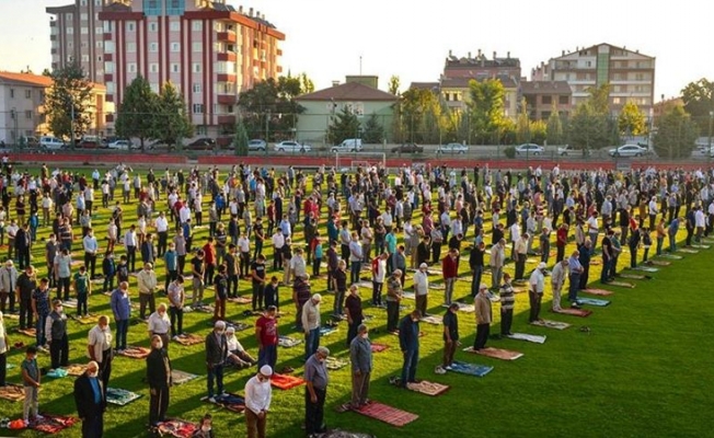 Bayram namazına katılan AKP'li belediye başkanı Koronavirüs'e yakalandı
