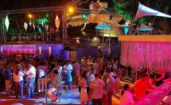 Çeşme'de tedbirlere uymayan 6 eğlence mekanı kapatıldı
