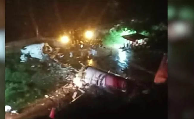 Hindistan'da yolcu uçağı pisten çıkarak ikiye ayrıldı