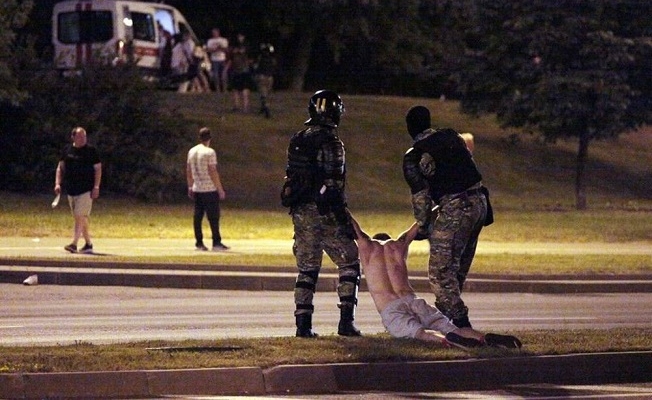 Belarus'ta sokaklar karıştı: Polis kontrol edemiyor