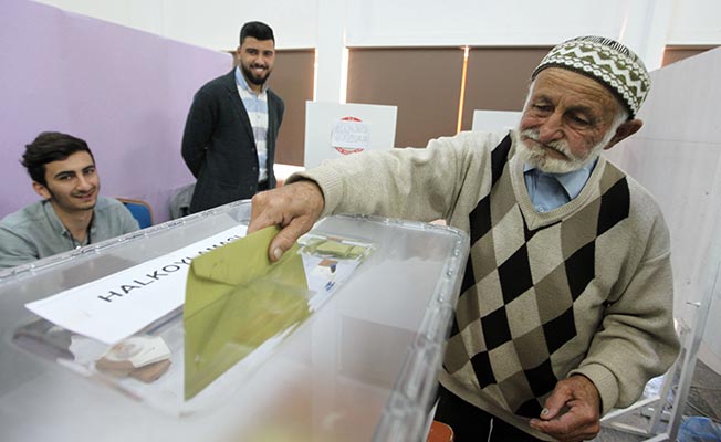 Kıbrıs oy vermeye başladı