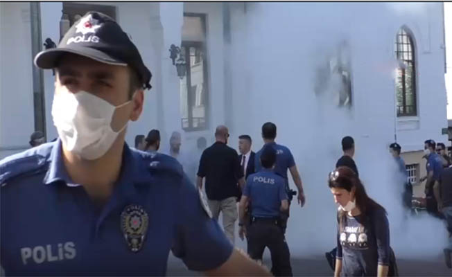 Valilik önünde kendisini yakmak istedi.