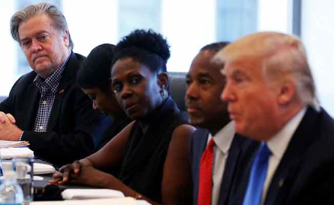 Trump, sağ kolunu görevden aldı!