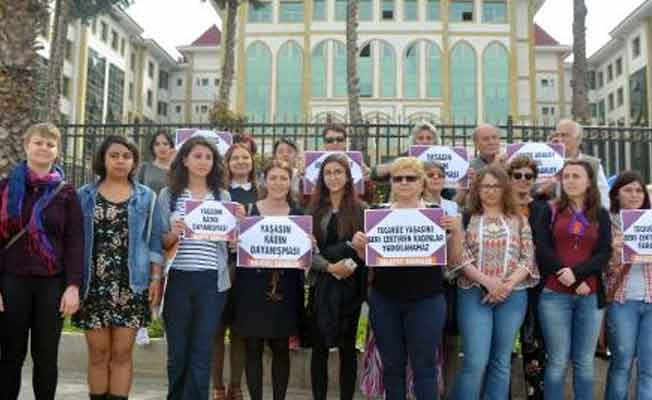 'Kahrolsun tecavüz' dediler, dava yediler