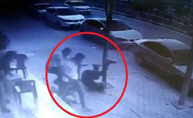 Kaldırımda otururken üstüne çocuk düştü!