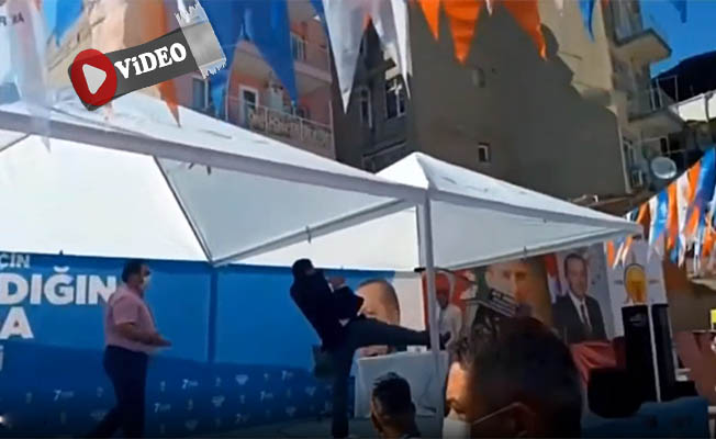 AKP kongresinde adaylığı düşürülen Zekeriya Kaya Kürsiye tekme attı