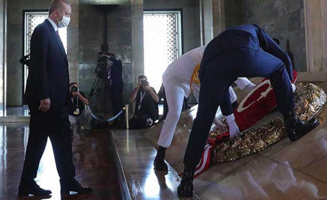 Erdoğan , Atatürk'ün huzurunda