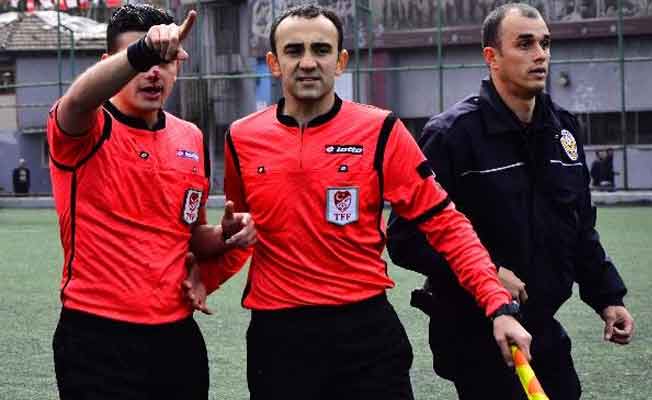 Kırmızı kart gösteren hakemin burnunu ısırdı
