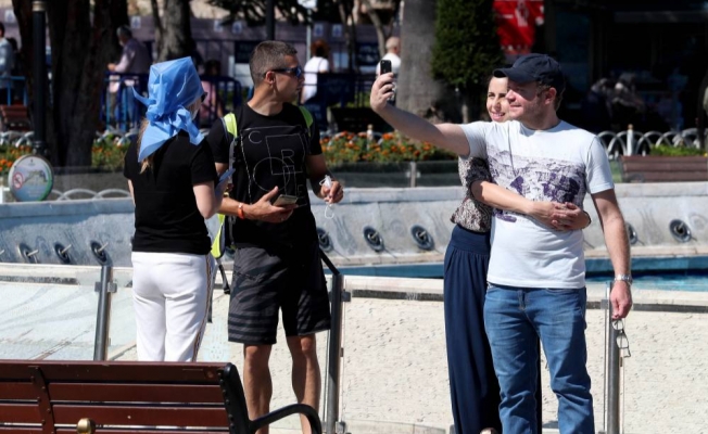 Sultanahmet ve Ayasofya'da korona yok mu? Maske takan yok!
