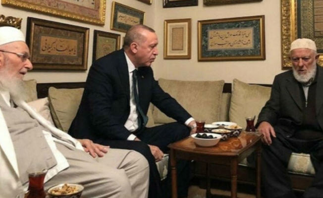 Erdoğan, tabanının eridiğini saptayan cemaatlerin oy şantajı altına girdi