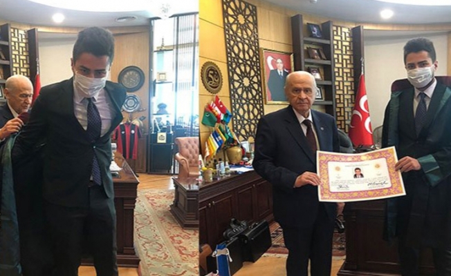 Devlet Bahçeli bir avukata cübbesini giydirdi!