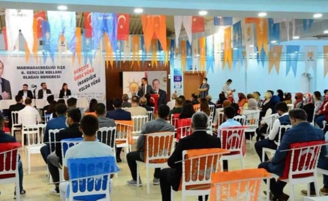 AKP kongresinde skandal: Türk bayağının üstüne oturdular