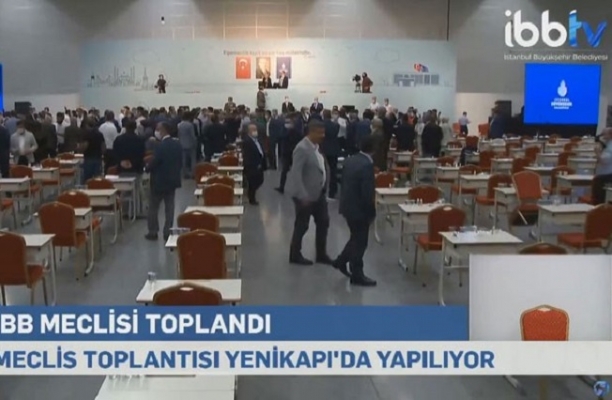İBB Meclisi'nde Tevfik Göksu konuştu yumruklar havada uçuştu