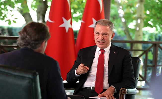 Bakan Akar: Macron problemlerin üzerine benzin döküyor