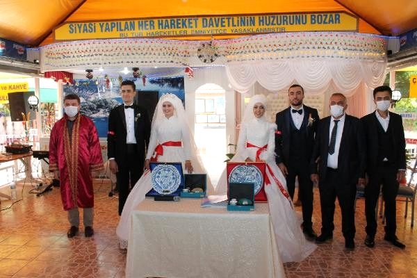 İki kardeş salgın nedeniyle aynı düğünde evlendi