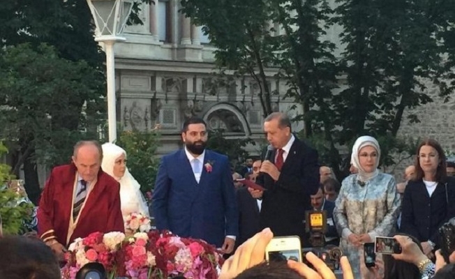 Eski trol AKP'yi övdüğü kitabı tek tek toplattı!