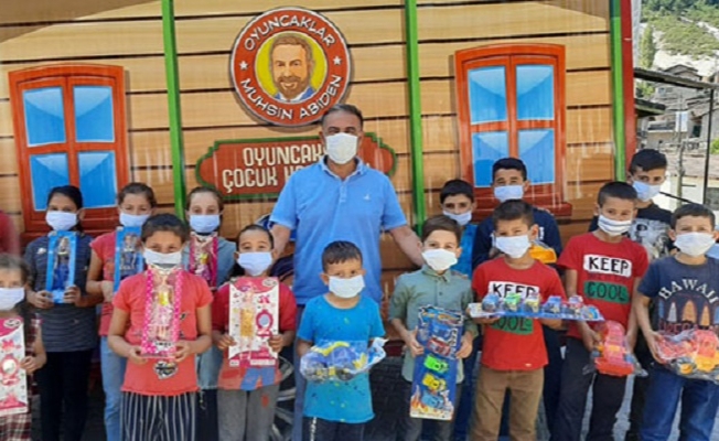 Karavanıyla çocuklara mutluluk taşıyor