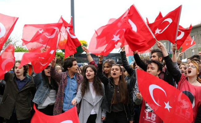 Liselilerden İzmir Marşı ile 'hayır' çağrısı