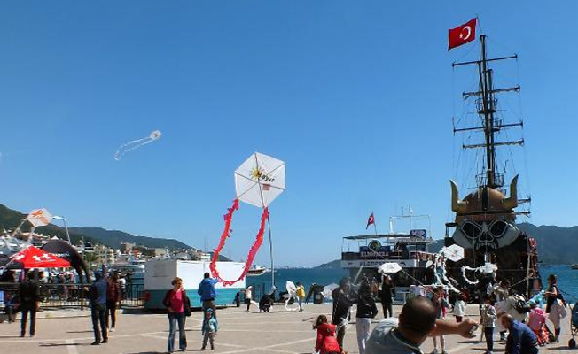Marmaris'te 'hayır'lı uçurtma şenliği