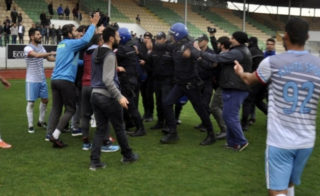 Taraftarla polis birbirine girdi