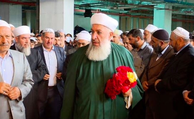 Menzil tarikatında kadınlar şeyhin artan yemeğini yiyor, şifa olacağına inanıyorlar