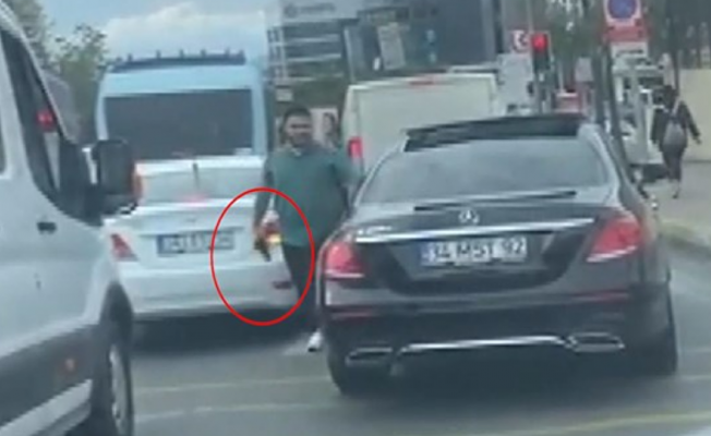 Kan donduran görüntü! Aracından inip silah çekti!